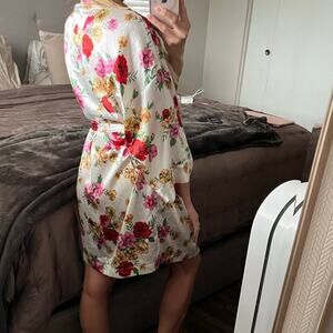 Victoria’s Secret Gold Label White and Floral Satin Mini Wrap Robe Size Large